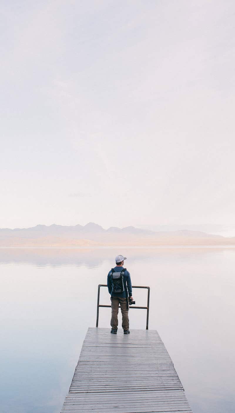 Murielle Lepaulmier Sophrologue Homme photographe bord de lac
